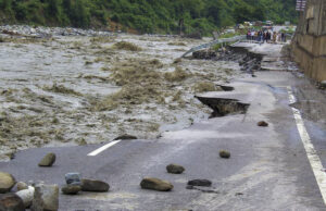 हिमाचल में बादल फटने से आई अचानक बाढ़ की घटना में अबतक 32 लोगों की मौत