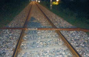 ट्रेन पलटाने की साजिश नाकाम, पटरी पर मिला लोहे का खंभा