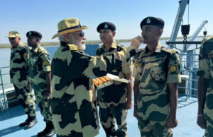 पीएम मोदी ने कच्छ में जवानों संग मनाई दिवाली, खिलाई मिठाई