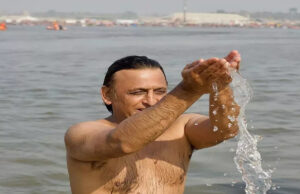 महाकुम्भ में पहुंचे अखिलेश यादव, संगम में लगाई 11 पवित्र डुबकी