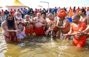 गृह मंत्री अमित शाह और सीएम योगी आदित्यनाथ ने संगम में लगाई डुबकी, संतों से लिया आशीर्वाद