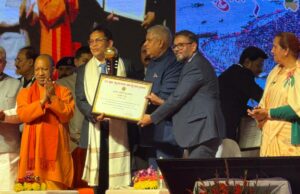 उपराष्ट्रपति ने ताजनगरी के दो भाइयों को दिया हस्तशिल्प के क्षेत्र में उत्कृष्टता का पुरस्कार