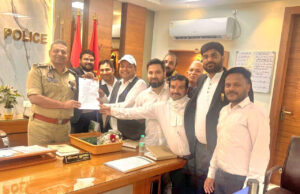 अनुराग कश्यप के विवादित बयान पर बढ़ा विवाद, अधिवक्ताओं ने पुलिस कमिश्नर को सौंपा ज्ञापन, FIR की मांग