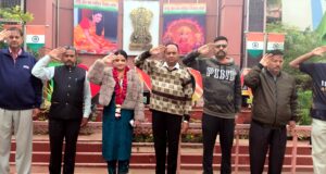 तिरंगा चौक पर 2882वें दिन भी लहराया शान से तिरंगा, गायिका मनु कौर ने किया ध्वजारोहण