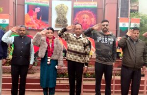 तिरंगा चौक पर 2882वें दिन भी लहराया शान से तिरंगा, गायिका मनु कौर ने किया ध्वजारोहण