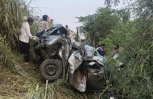 खाटू श्याम धाम से लौट रहे आगरा के चार युवकों की राजस्थान में मौत, टायर फटने से खाई में गिरी कार