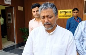 ‘मुझे नहीं बनना MLC’, कैमरे पर फूट-फूटकर रोए सपा प्रत्याशी आकाश अग्रवाल, धर्म परिवर्तन का किया ऐलान